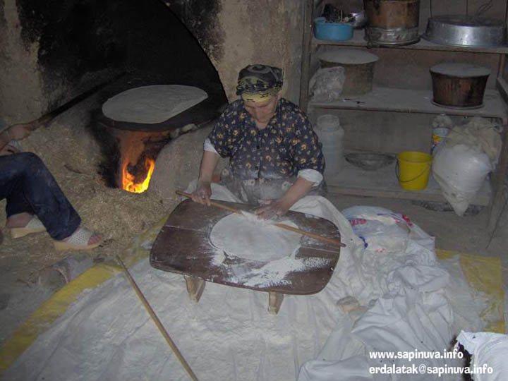 Alime Hanim ekmek yaparken